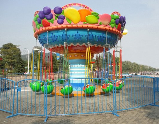 旋轉游樂設備中水果飛椅吸引無數游客的喜愛