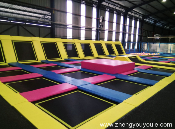 無動力類—超級蹦蹦床